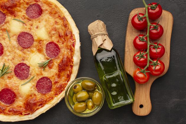 美味俯瞰美味的比萨饼和西红柿意大利平铺俯视图