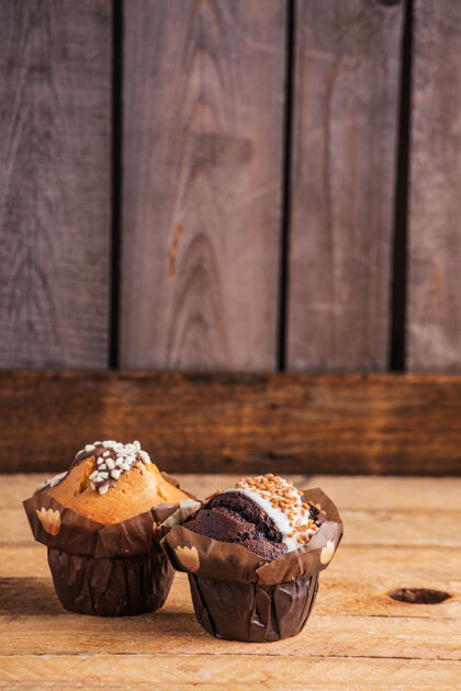 甜点木制表面巧克力蛋糕特写镜头糖果烘焙饼干