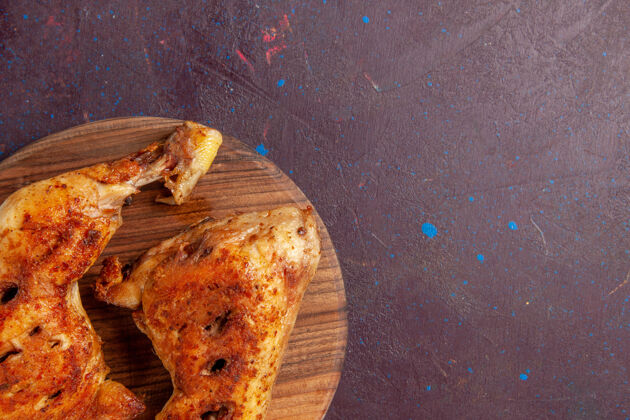 一餐顶上近距离观赏美味炸鸡熟肉片上的黑暗空间食物烘焙美味