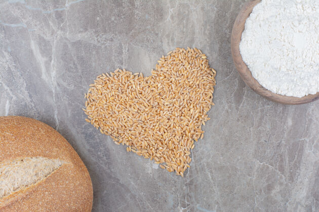 健康未煮的燕麦和面包放在大理石表面谷类燕麦美味