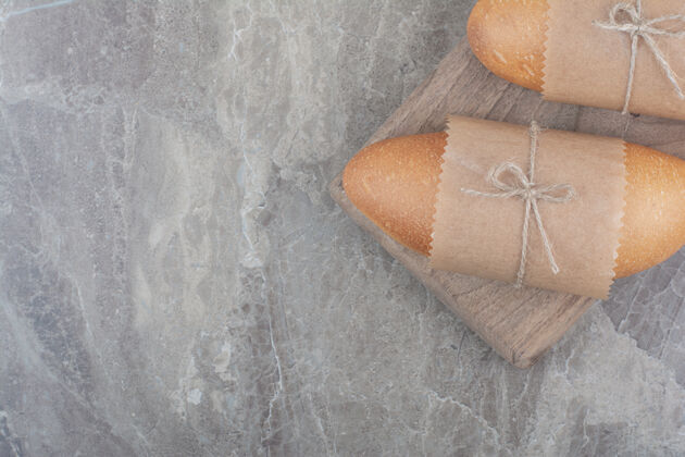 面包木板上的迷你白面包法式面包俯视图小吃