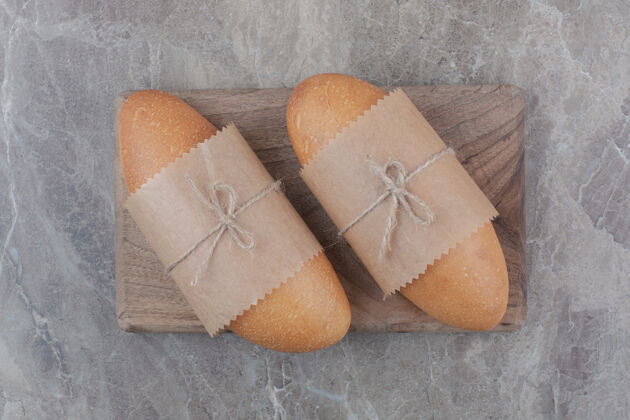 脆木板上的迷你白面包面包新鲜地壳