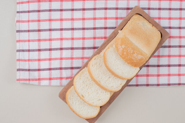 面包把白面包片放在木板上膳食硬皮可口