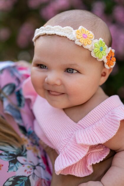 新生儿刚出生的女婴 穿着粉色的针织衣服 头上戴着花饰棉花年轻孩子