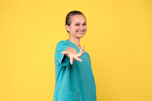 漂亮正面图女医生穿着医用衬衫微笑 彩色医院护士柯维德-19健康病毒微笑黄色成人