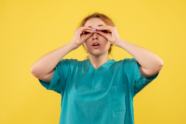 健康前视图穿着医疗衬衫的女医生 健康covid-19彩色医疗护士望远镜漂亮人