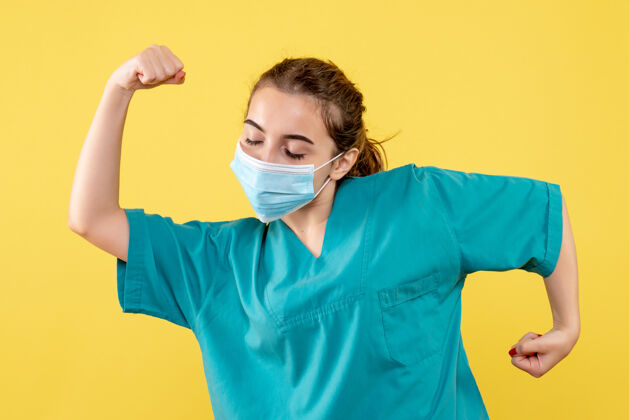 女医生正面图女医生穿着医用衬衫和无菌口罩 彩色健康制服covid-19病毒制服绝育人