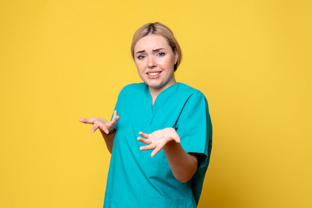 护士前视图穿着医疗衬衫的女医生 covid护士女医生人自信