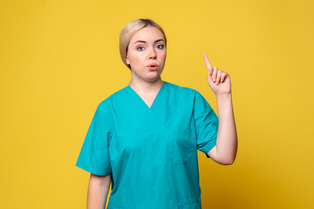 人前视图穿着医疗衬衫的女医生 医疗情感covid-19护士大流行护士女性女医生