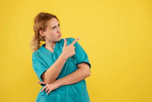 医学前视图穿着医疗衬衫的女医生 mediccolorcovid-19健康情感肖像黄色颜色