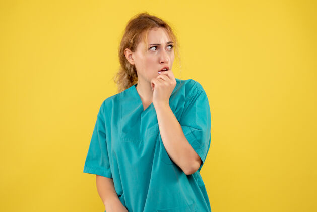 颜色前视图穿着医疗衬衫的女医生 健康医疗科维德-19色医院黄色女人漂亮