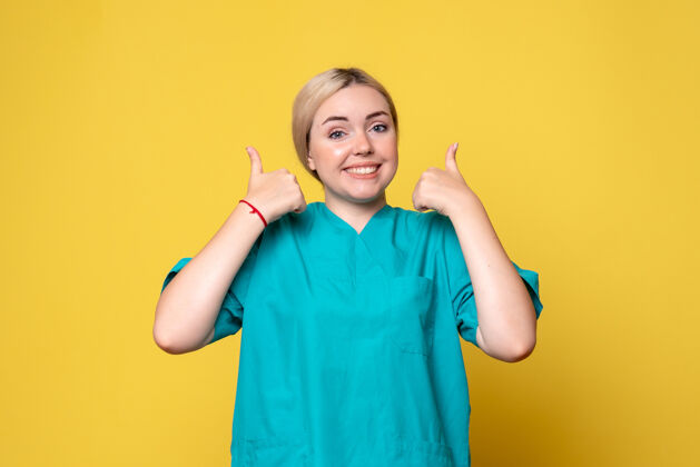 女医生前视图穿着医疗衬衫的女医生 护士医生科维德可爱人肖像