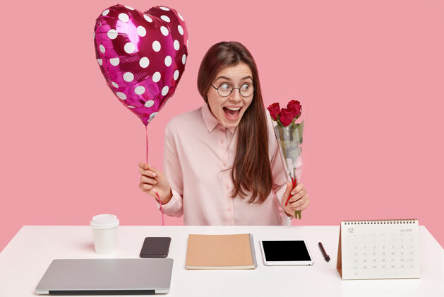电话黑发白人年轻女子手持心形气球和一束红玫瑰平板电脑日历气球