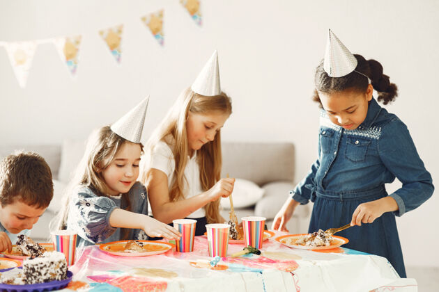 气球儿童有趣的生日聚会在装饰房间快乐的孩子与蛋糕和气球乐趣表情可爱