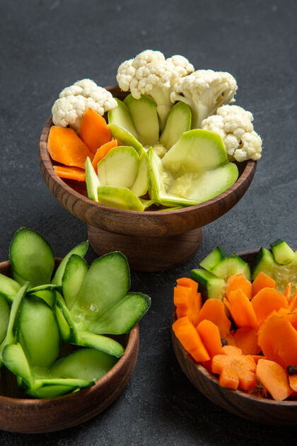 水果前视图不同设计的蔬菜在深灰色的空间内锅不同设计前面