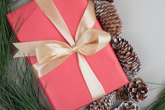 丝带圣诞礼品盒绑丝带和松果盒子蝴蝶结顶部
