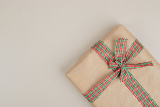 盒子圣诞礼品盒包装在再生纸与丝带蝴蝶结领带包装圣诞节