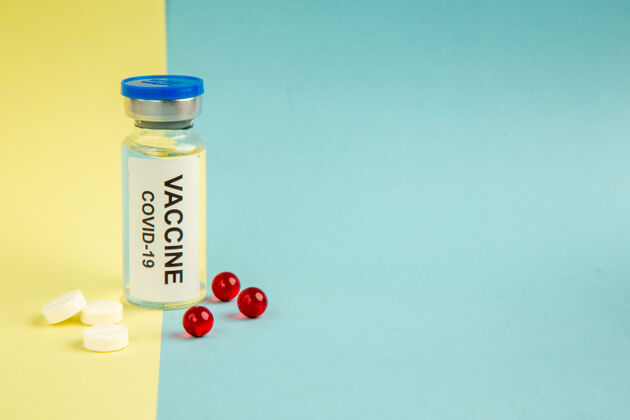 大流行前视图疫苗与红色药丸黄蓝色背景大流行色健康实验室疫苗病毒医院科学免费空间瓶子正面药丸