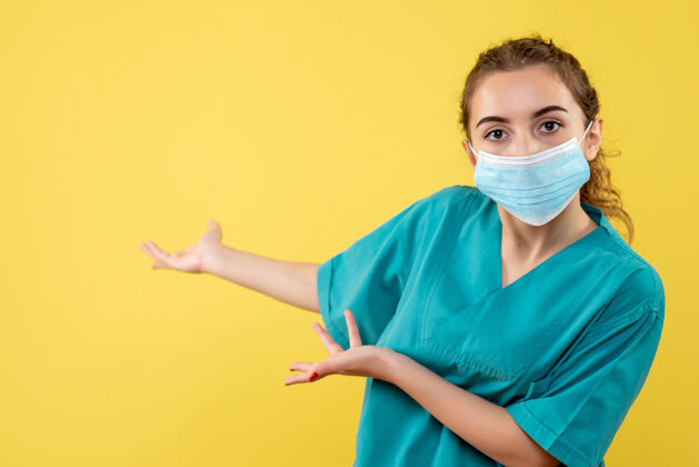 成人正面图女医生穿着医用衬衫和无菌口罩 彩色健康病毒制服covid-专业制服女