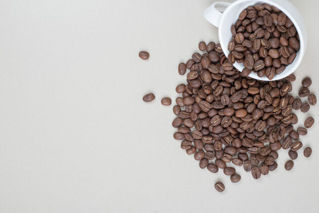 有机一堆咖啡豆从白色杯子里拿出来香味自然马克杯