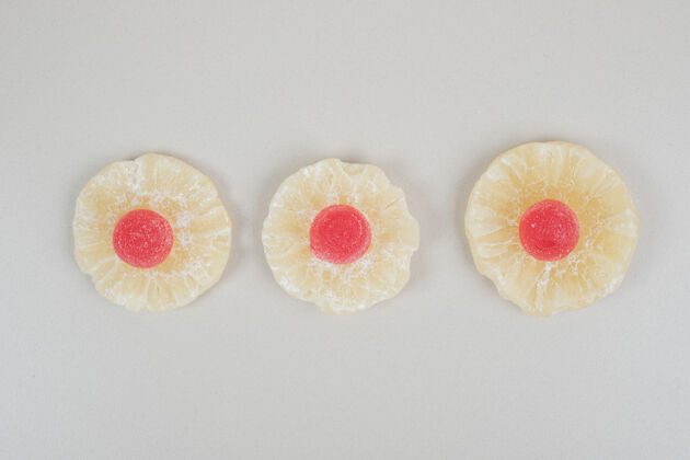 圆形干菠萝片和果酱在米色表面水果糖果切片