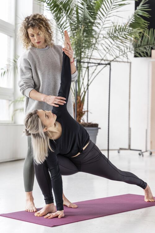 女性在垫子上做瑜伽的全镜头女人健身成人训练