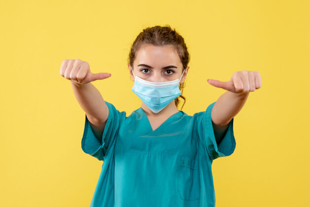 女性正面图女医生穿着医用衬衫 戴着口罩 制服卫生色大流行病毒covid-19冠状病毒制服人物颜色