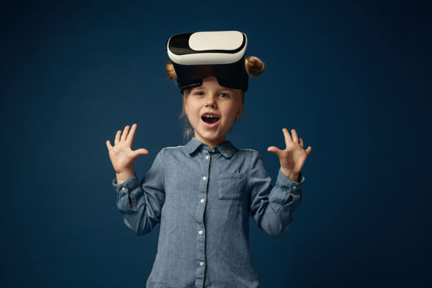 软件穿着牛仔裤和衬衫的小女孩戴着虚拟现实耳机眼镜3d休闲设备