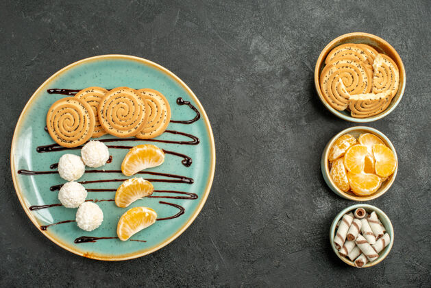 饼干顶视图饼干和糖果与橘子在灰色的桌子上甜饼干饼干食物饼干橘子