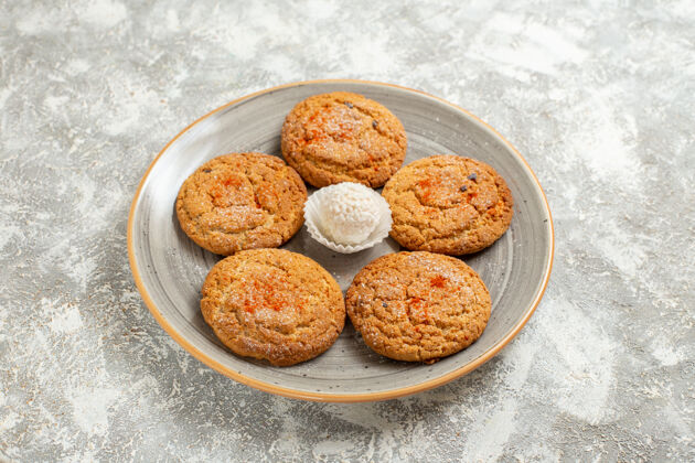 烘焙正面图美味的沙子饼干在盘子里放在白色的桌上蛋糕饼干饼干零食烘焙食品饼干