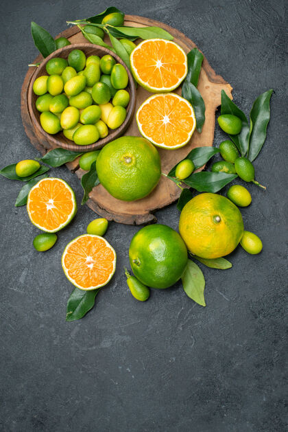 酸橙从远处俯瞰深色桌子上不同的柑橘类水果板柠檬饮食柑橘