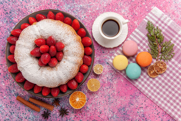 传统顶视图糖粉派草莓蛋糕与麦卡龙淡粉色健康丰富多彩饮食