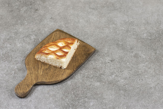 甜点把甜面包片放在砧板上 放在大理石桌上砧板卡路里糕点