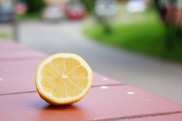 切割一块切好的柠檬放在木头表面的特写镜头酸橙生的多汁