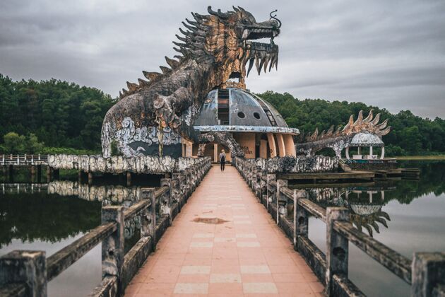 场景越南景天湖废弃水上公园的全景照片桥龙废弃