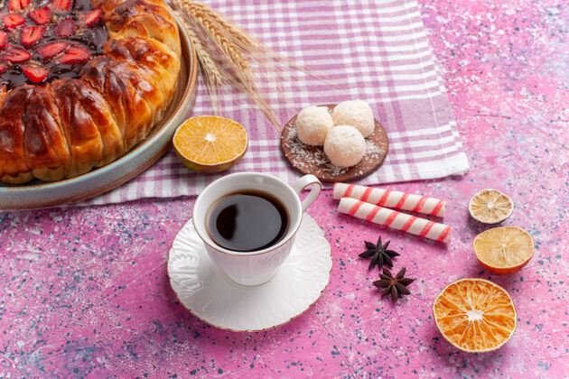 糖果正面图美味的草莓馅饼圆形水果蛋糕上亮粉色咖啡盘子茶
