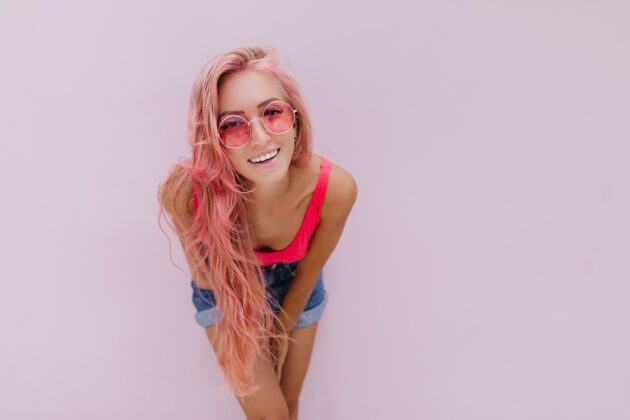 欧洲快乐的白种女人 粉红色的头发 摆出可爱的微笑金发舞蹈表情