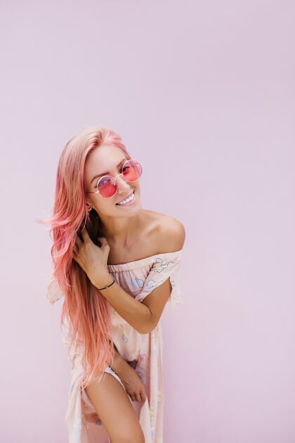 休闲苗条漂亮的女人 长着粉红色的头发 带着温柔的微笑肖像漂亮脸