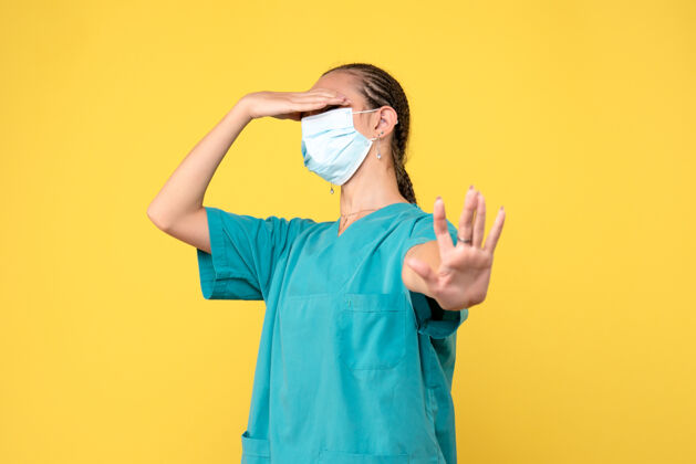 人正面图：身穿医用衬衫和面罩的女医生 医护护士 病毒大流行 科维德-19医院医院医疗女人