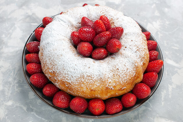 草莓前视图草莓蛋糕与新鲜草莓白色蛋糕圆的美味