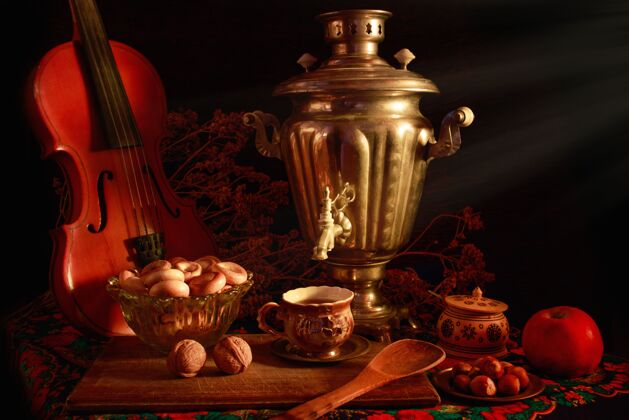 俄罗斯静物艺术摄影概念与古董萨莫瓦和小提琴上的黑色背景隔离葡萄酒餐具茶