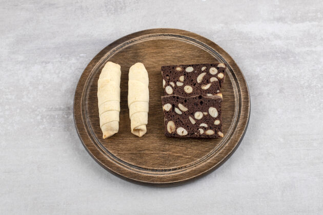 巧克力石头桌上放着一盘传统的甜木塔基和可可饼干坚果混合可可
