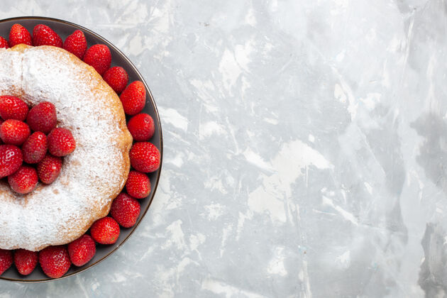 美味俯瞰美味的草莓派与白糖粉圆的蛋糕盘子