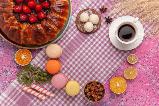 视图顶视图糖粉派草莓蛋糕与麦卡龙粉红粉色营养派