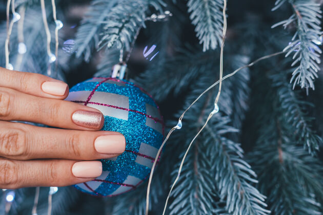 十二月女手配圣诞新年美甲设计裸色米色指甲油美甲 一指闪亮金铜色女性手辉光