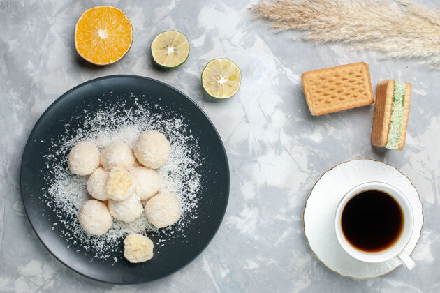 茶俯瞰美味的椰子糖和一杯白茶饼干椰子盘子