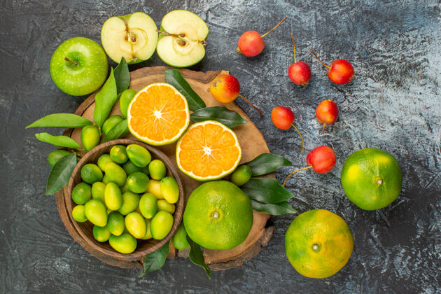 营养从远处俯瞰水果切菜板上的樱桃苹果柑橘类水果食品健康切割