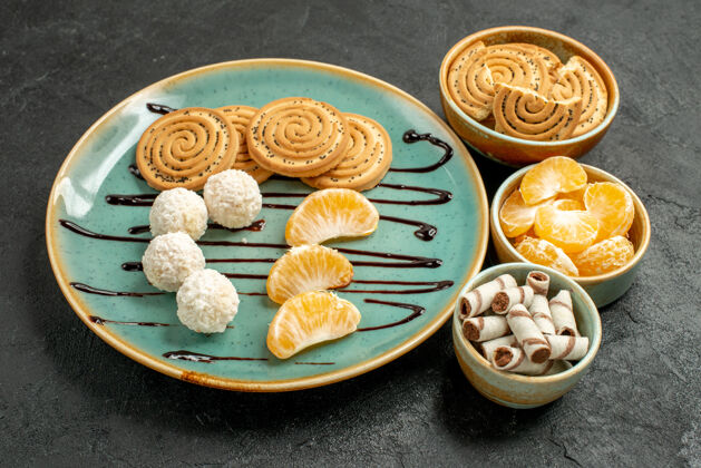水果前视图糖饼干与椰子糖对灰表饼干饼干饼干甜巧克力饼干甜点