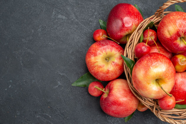 健康顶部特写镜头：苹果用绳子把苹果和篮子里的叶子连在一起可食用水果多汁饮食