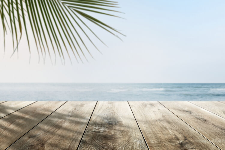 地平线在水上海滩产品背景与木制柜台产品介绍背景放松蓝天